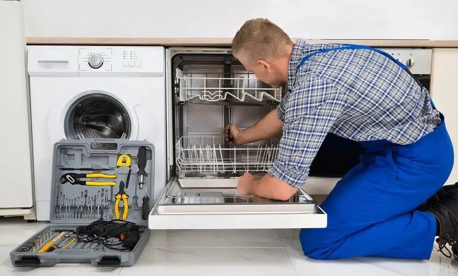 Güzelbahçe Warmhaus servisi teknisyen ekibi beyaz eşya tamiri yaparken